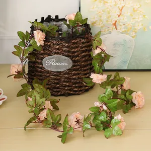 Nahaufnahme einer eleganten künstlichen Rosengirlande mit rosa Blumen für die Dekoration