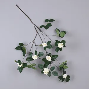 Primer plano de enredadera de rosas blancas artificiales para decoración de paredes