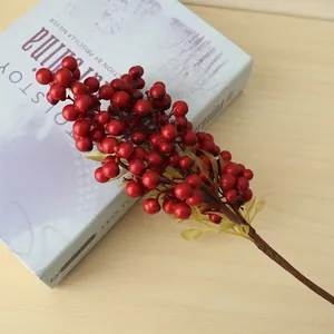 Einzelner künstlicher roter Beerenstrauch für festliche Weihnachtsdekoration