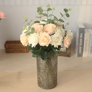 Roses artificielles hydratantes au toucher réaliste dans un vase en verre pour la décoration