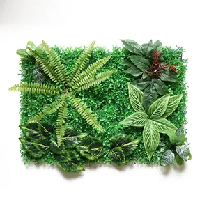 Weelderig kunstmatig groen wandpaneel met gemengde tropische bladeren voor decor.
