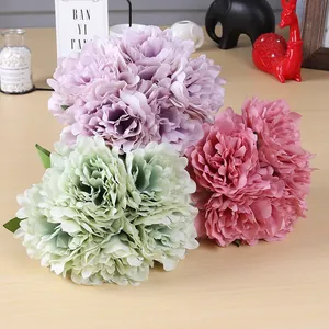 Hermoso ramo de peonías artificiales en púrpura rosa y verde para decoración hogar