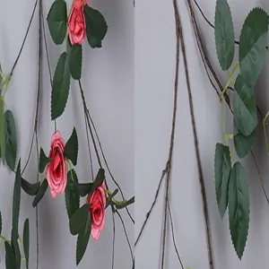 Vista detallada en primer plano de una enredadera de rosa artificial con flores rosadas
