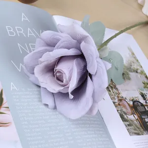 Fiore di rosa viola artificiale in seta decorazione casa matrimonio disposizione dettaglio