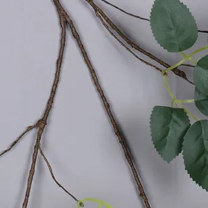 Primer plano de ramas secas artificiales de alta simulación con hojas verdes decorativas