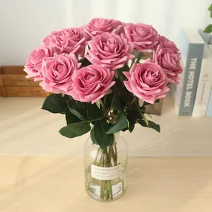 Détails de roses artificielles rose poudré dans un vase en verre pour décoration de maison