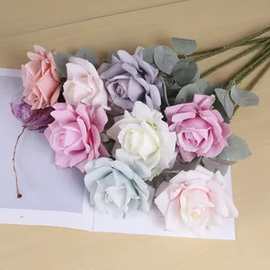 Bouquet di rose artificiali decorazione casa fiori finti seta composizione floreale vista principale