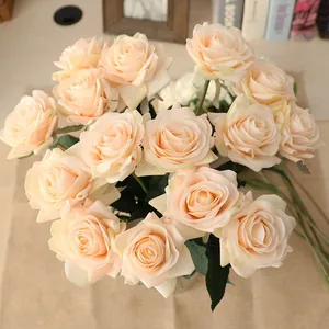Gros plan détaillé de roses artificielles champagne réalistes avec texture hydratante naturelle