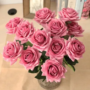 Vue macro de roses artificielles rose poudré avec une texture de pétales réaliste pour déco