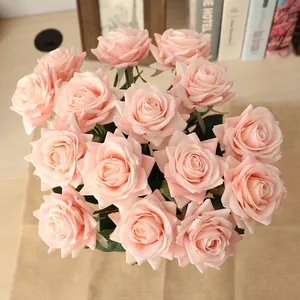 Vue détaillée de roses artificielles rose clair pour décoration mariage et maison
