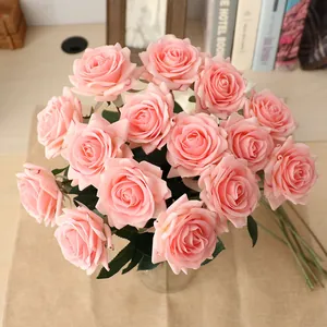 Gros plan de roses artificielles roses pour une décoration de maison et mariage élégante