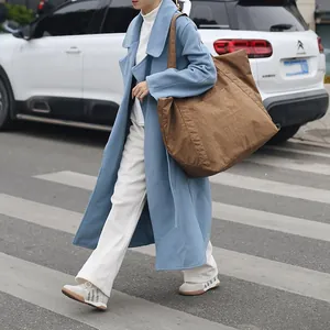 Große braune Nylon-Einkaufstasche mit Faltenstruktur für Damen im lässigen Streetstyle
