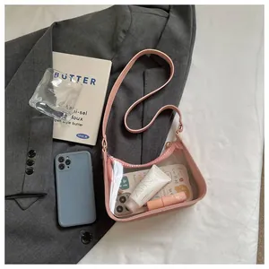 Vue détaillée d'un élégant sac à bandoulière en PVC transparent rose en flat lay