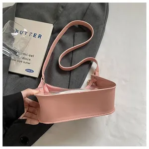 Vue détaillée du sac en gelée PVC rose avec panneau transparent et texture cuir
