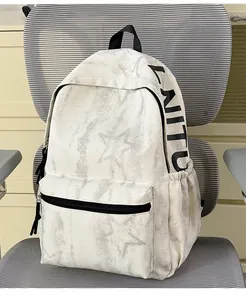 Seitenansicht eines weißen Rucksacks im amerikanischen Streetstyle mit Sternen