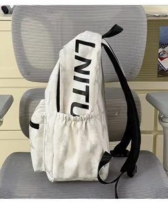 Detailansicht eines stylischen Schulrucksacks mit Marmormuster und LNITU-Buchstabenaufdruck