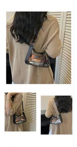 Mannequin portant un sac à main transparent en PVC tendance avec des détails noirs