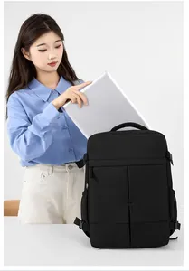 Model plaatst een zilveren laptop in een strakke zwarte multifunctionele rugzak.