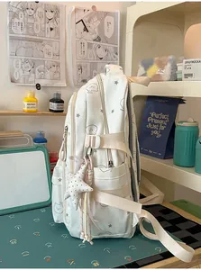 Vista lateral de una mochila escolar blanca con estampados de estrellas y dibujos animados