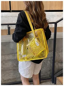 Vista dettagliata di una borsa tote in PVC trasparente gialla con borsellino abbinato