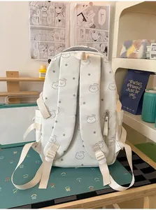 Vista posterior detallada de una mochila blanca con diseño de ositos y estrellas