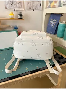 Vista trasera de la mochila escolar blanca con estampados de osos y estrellas