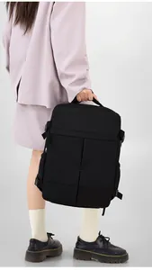 Grote zwarte uitbreidbare zakelijke laptoprugzak vastgehouden door een model