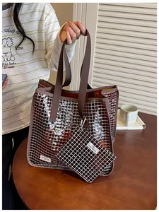 Dettaglio borsa tote in PVC marrone a griglia con pochette abbinata