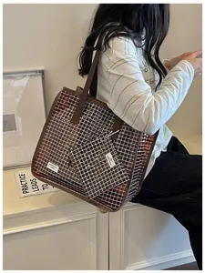 Elegante borsa tote trasparente in PVC a griglia marrone con pochette coordinata