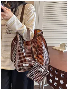 Dettaglio della borsa tote in PVC marrone a griglia con pochette abbinata