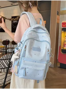 Vista detallada de la mochila escolar azul claro con patrones de osos y colgante de estrella