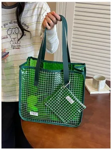 Vista dettagliata della borsa tote in rete PVC verde con piccola pochette coordinata