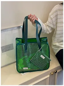 Borsa tote in PVC trasparente verde con motivo a griglia bianca e pochette
