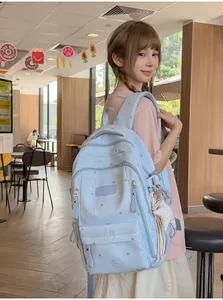 Vista detallada de una mochila escolar azul claro para niñas con motivos de osos y estrellas.