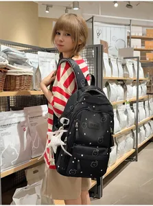 Estudiante joven con mochila negra de gran capacidad con lindos estampados de osos