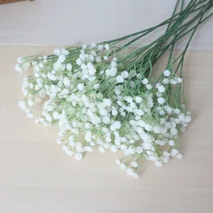 Detailansicht von künstlichen Schleierkrautblüten mit weißen Blüten und grünen Stielen.
