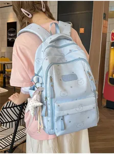 Vista trasera de una mochila azul claro para niña con bonitos estampados de estrellas