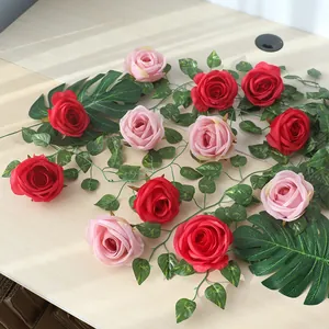 Primo piano di rose artificiali in seta rosse e rosa per decorazioni nuziali.