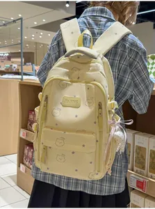Vista detallada de mochila amarillo crema con estampado de osos y estrellas para niñas