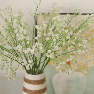 Eleganter weißer künstlicher Schleierkrautstrauß in einer rustikalen Vase für Wohndekorationen