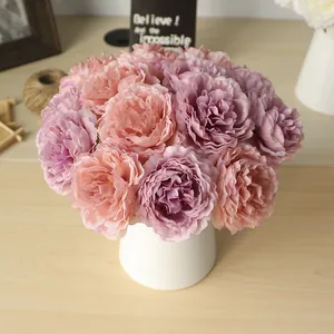 Eleganter künstlicher Pfingstrosenstrauß in weißer Vase für Zuhause oder Hochzeit