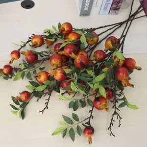 Vue détaillée de branches de grenades artificielles réalistes pour la décoration intérieure