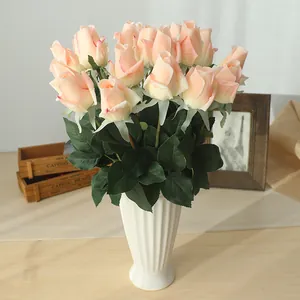 Kunstmatige rozen boeket in witte vaas nep bloemen voor de woonkamer tafel decoratie.