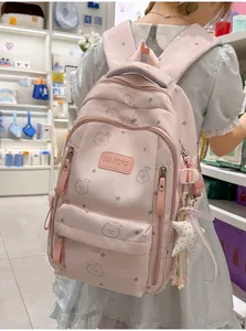 Mochila rosa para estudiante con estampados de osos y estrellas en modelo