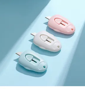 Primo piano di mini taglierini portatili con lame retrattili in colori pastello