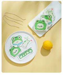 Nahaufnahme von niedlichen Zeichentrick-Frosch-Schwämmen aus Zellulose-Holzschliff