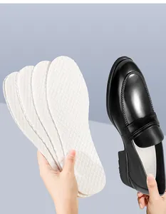 Detailansicht von weißen atmungsaktiven Einlegesohlen aus Holzzellstoff in einem Slipper