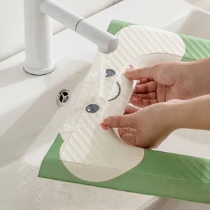 Copriwater in EVA verde impermeabile e lavabile sciacquato sotto il rubinetto