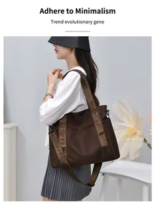 Modella con una grande borsa da viaggio marrone minimalista in un ambiente interno moderno