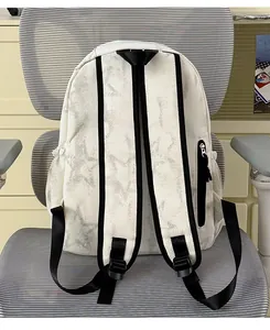 Rückansicht eines weißen Rucksacks mit Sternmuster und verstellbaren Trägern